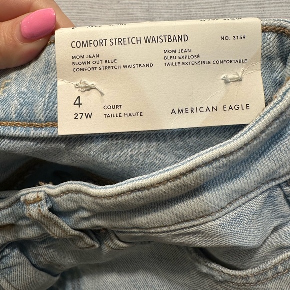 NWT American Eagle Blown Out Blue Strigid Ripped Mom Jeans - Size 4 SHORT - Picture 6 of 9